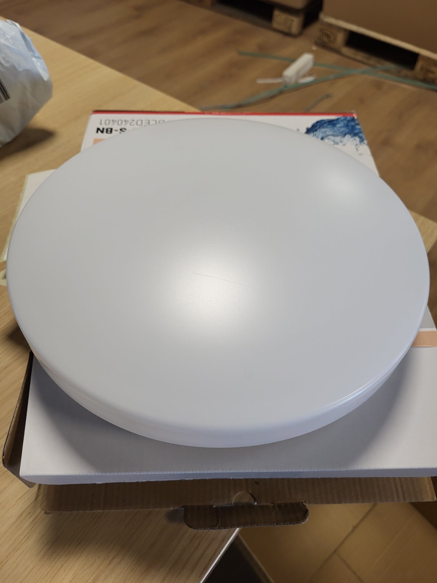247494 - BARCELONA LED Llambë tavani LED 18W me sensor zëri + sensor muzgu, IP44, Ø26 cm, Llambë LED e bardhë neutrale për banjo, kuzhinë, zona të mbuluara të jashtme