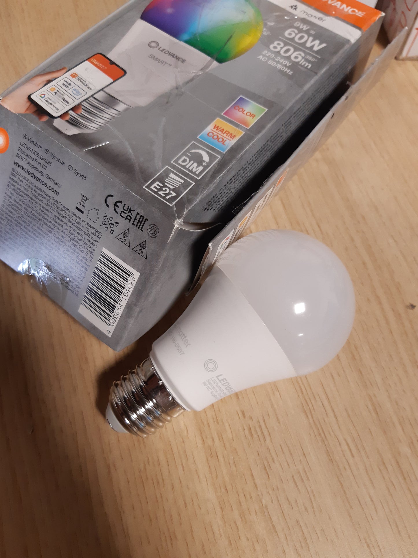 141738 - LEDVANCE Smart+ WiFi LED llambë, 9W, 806lm, formë klasike me bazë E27, dritë e bardhë e rregullueshme dhe dimmable. Kontroll me aplikacion ose zë, jetëgjatësi deri 20,000 orë. Paketë me 4 copë.