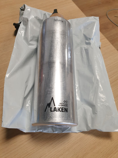 256988 - LAKEN Shishe uji prej alumini Futura me grykë të ngushtë, kapacitet 1.5 L, ngjyrë argjendi