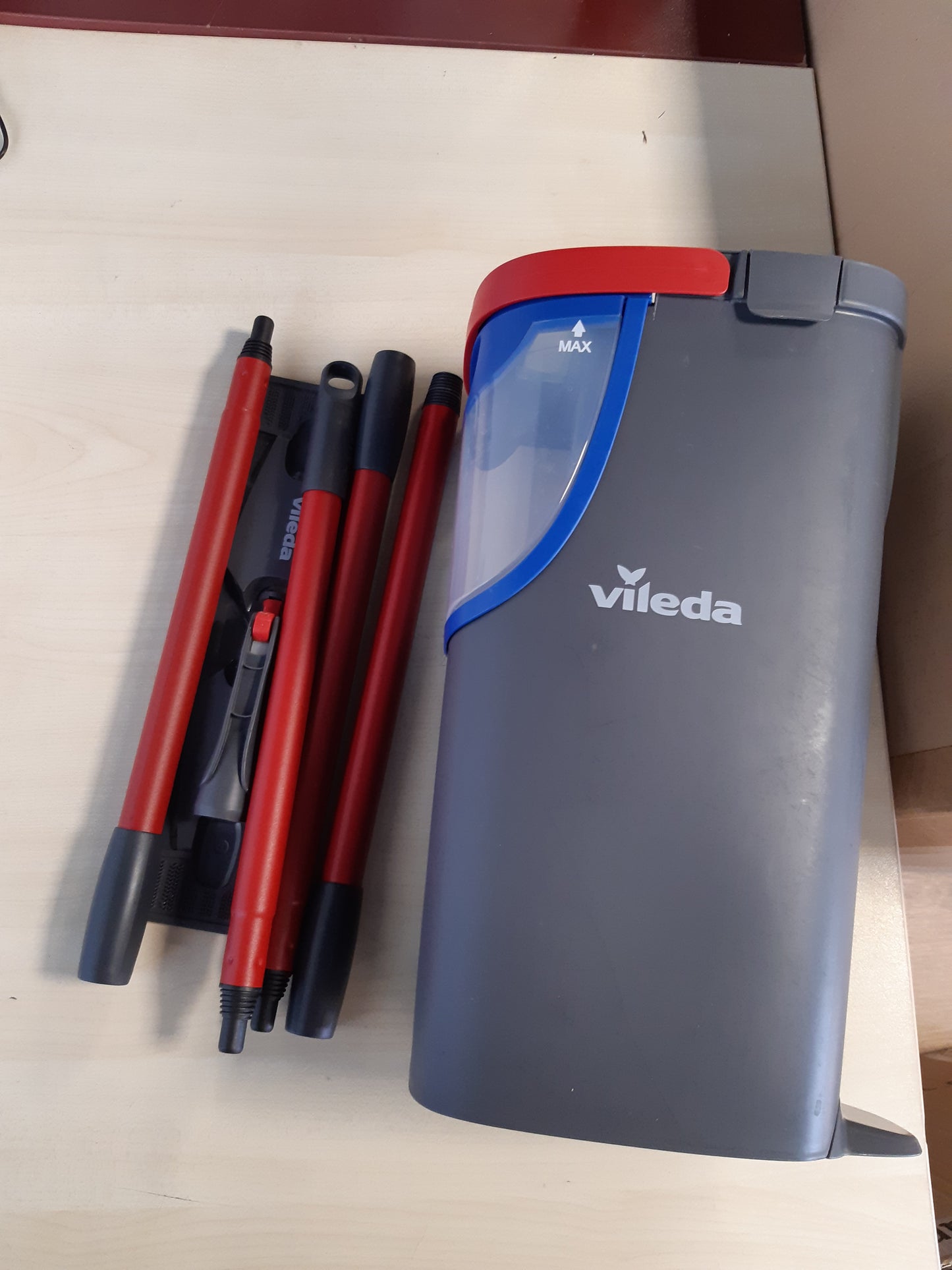 167398 - VILEDA Set Dyshemeje H2PrO me Kovë dhe Mikrofibër, Ndarje 100% e Ujit të Pastër dhe të Ndotur, Sistem Pastrimi Higjienik, Kursim Uji, Funksionim me Një Dorë, Ngjyrë Gri