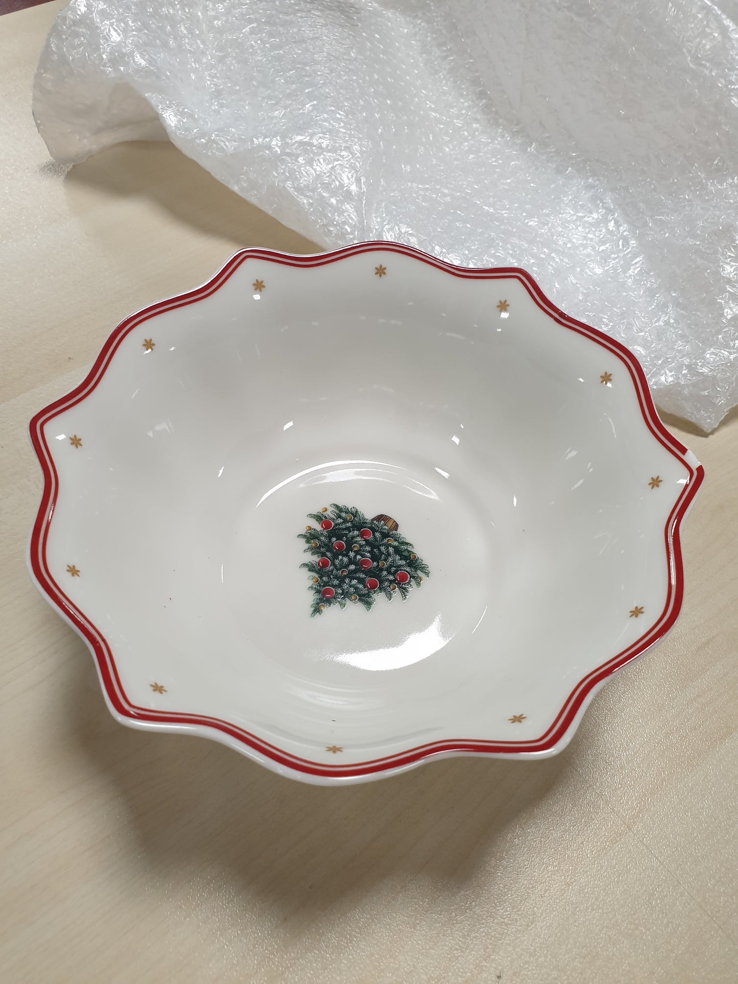 227234 - VILLEROY & BOCH Tas Toy's Delight, 19 cm, për biskota, Enë tavoline Krishtlindjesh prej porcelani, Qeramikë me motive Krishtlindjesh, Porcelan Premium, E bardhë-E kuqe