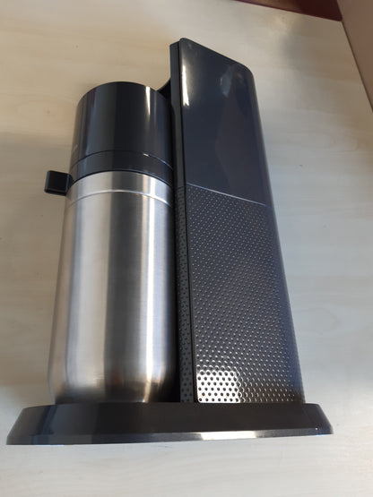 260121 - SODASTREAM Përgatitës uji me gaz Duo; 1 shishe qelqi 1 litër; 1 shishe 1 litër pa BPA; i sigurt për lavastovilje; titan