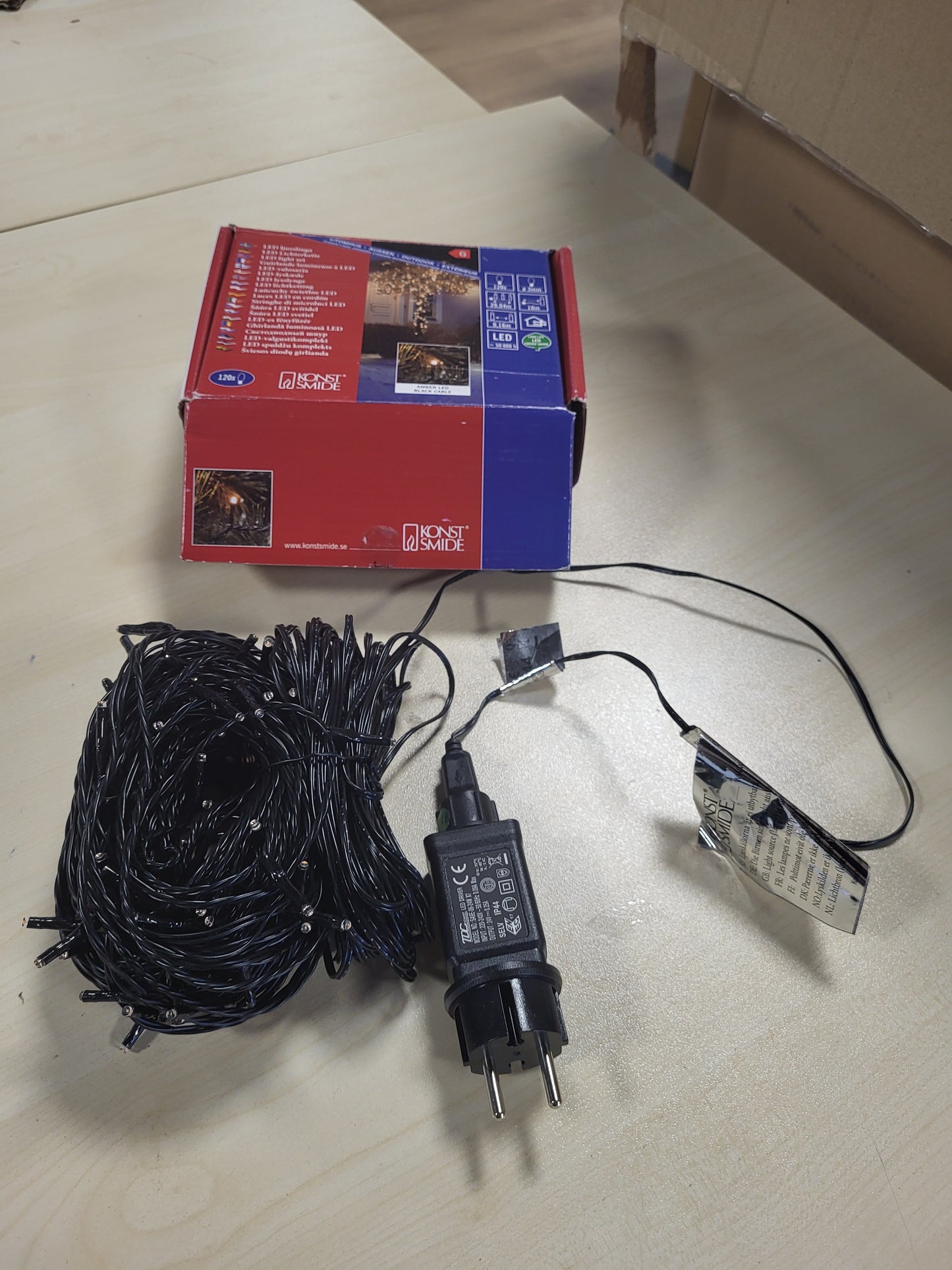 167665 - KONSTSMIDE Drita me Tela Micro LED, 120 Dioda Ngjyrë Qelibar, Transformator i Jashtëm 24V, Kabllo e Zezë - 3612-800