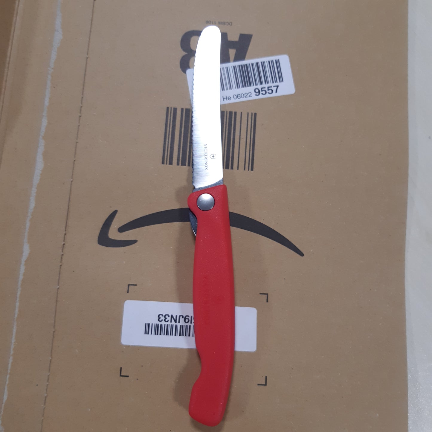 252097 - VICTORINOX Thikë pikniku Swiss Classic e palosshme për ecje në natyrë, me teh të dhëmbëzuar, shumë e mprehtë, e kuqe