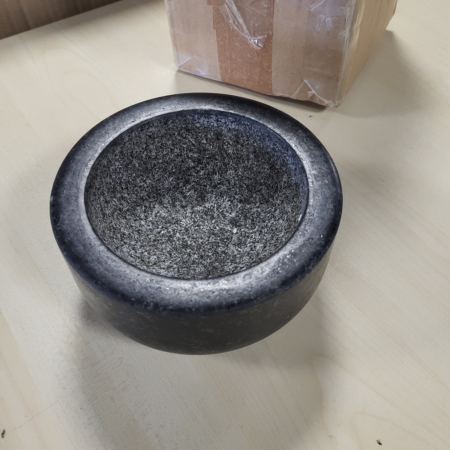 247142 - TEMPULLI JADE Llaç guri me guaskë, diametër 15.5 cm, lartësi 8 cm, granit i ngurtë