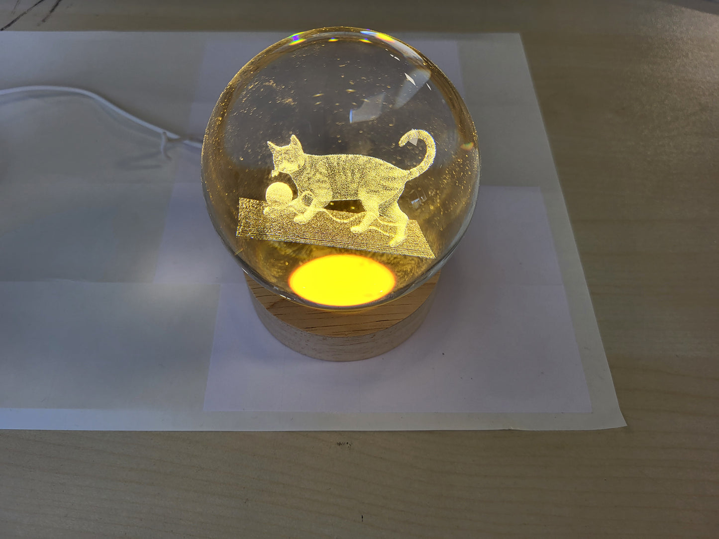 224081 - GLOB DËBORE 3D PËR MACE, TOP KRISTALI 8 CM ME DRIJTË LED TË NGROHTË DHE BAZË DRURI, DRIJTË NATE PËR MACE ME ENERGJI USB, LLAMBË PËR MACE SI IDE DHURATE, LLAMBË DEKORATIVE TAVOLINE PËR GRA DHE DASHAMIRËSE TË MACEVE (E GJALLË)