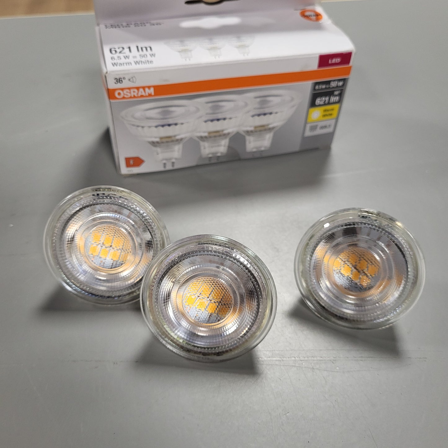 262375 - OSRAM Llambë LED Star MR16 për prizë GU5.3, llambë reflektuese, dizajn qelqi, 621 lumen, e bardhë e ngrohtë (2700K), zëvendësim për llambat inkandeshente konvencionale 50W, pa errësim, pako me 3 llamba