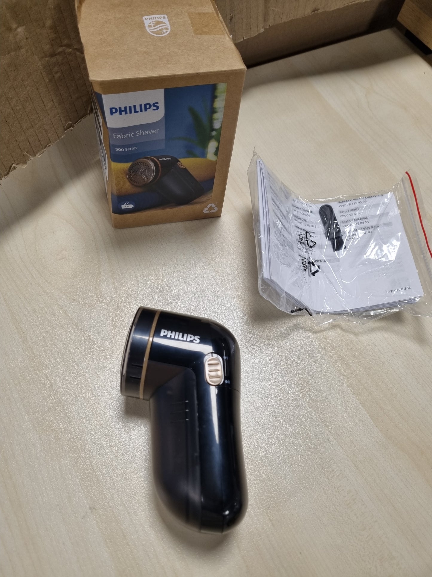 215781 - PHILIPS Makinë rroje për pëlhura – 8800 rpm, sipërfaqe e madhe tehu, 3 madhësi rrjete, e sigurt për të gjitha pëlhurat, e lehtë për t’u pastruar, 2 bateri AA, dizajn kompakt