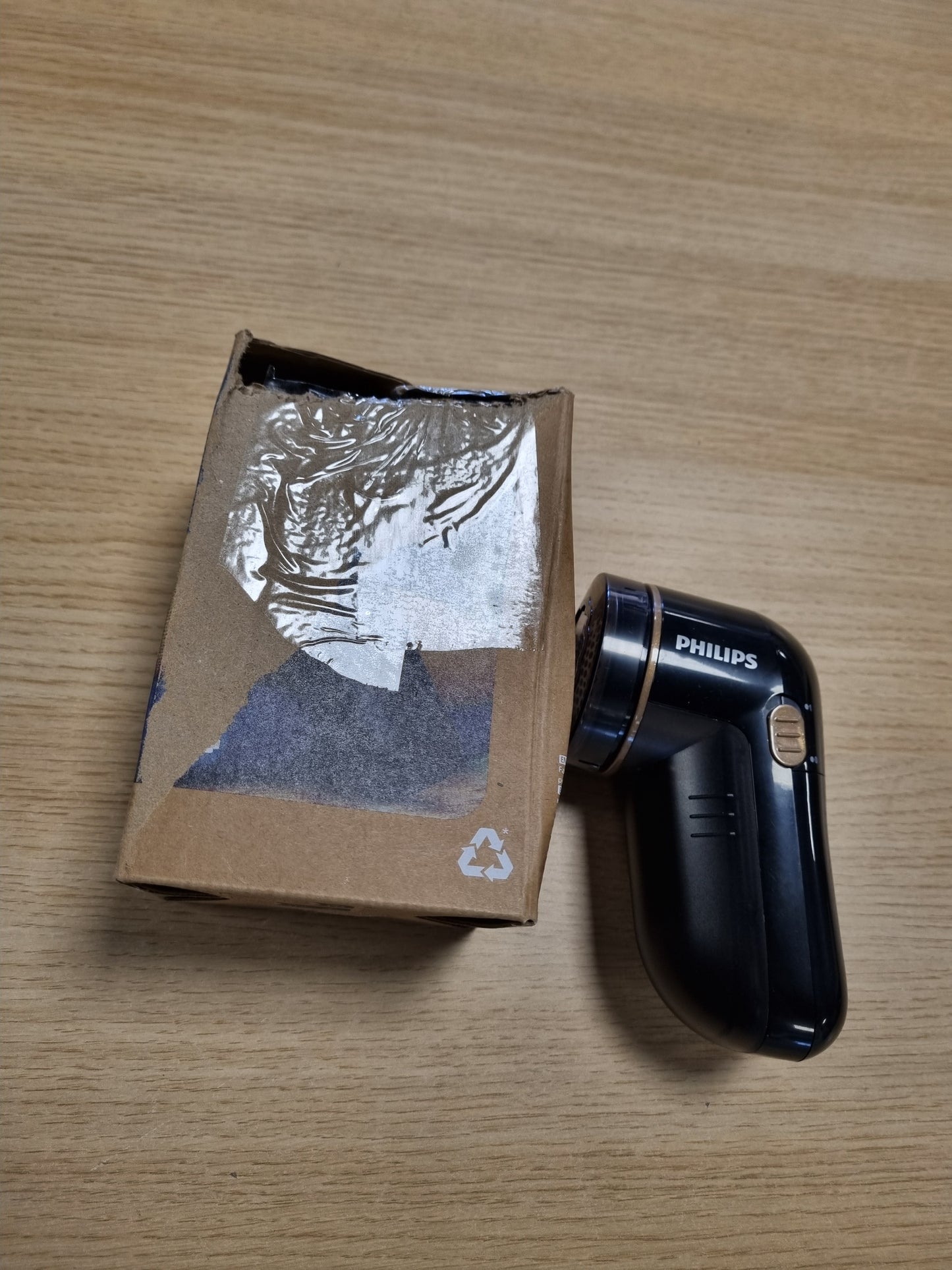223834 - PHILIPS Heqës pushi 8800 RPM, Teh i madh, 3 madhësi rrjete, i sigurt për të gjitha pëlhurat, Enë që pastrohet lehtë, Funksionon me 2 bateri AA, Dizajn kompakt (GC026/80)