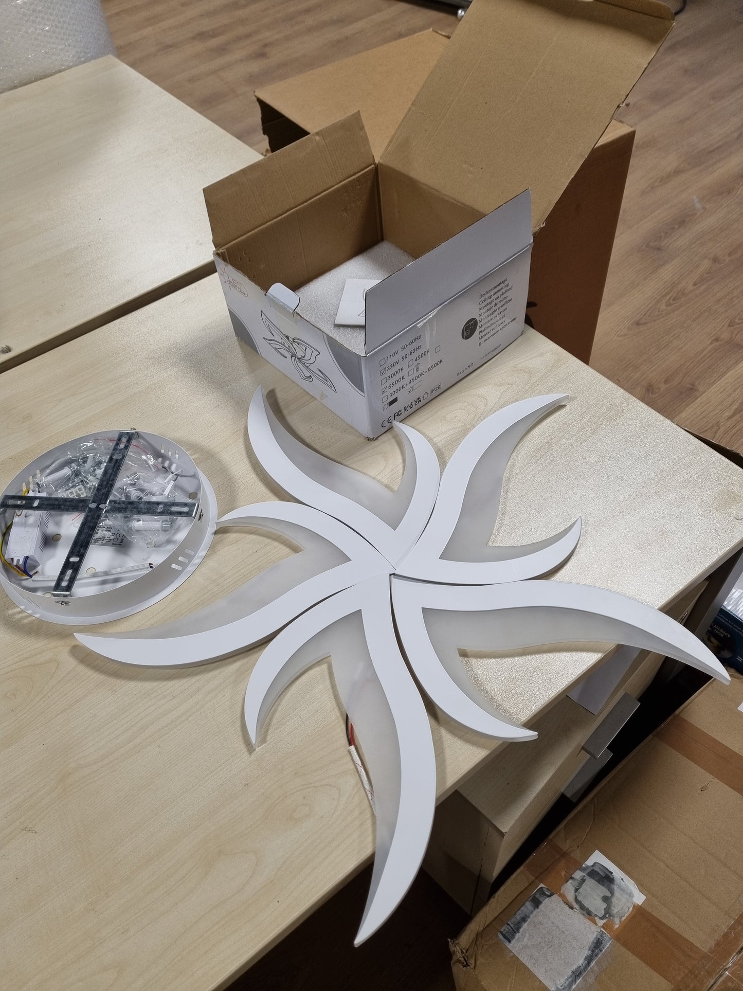 110107 - DRITË TAVANI ELEGANT NATURE, llambë LED 60W 6750LM, me dizajn petal, për dhomë ndenjeje/gjumi/ngrënieje/banjo, e bardhë e ftohtë 6500K, diametri 60cm