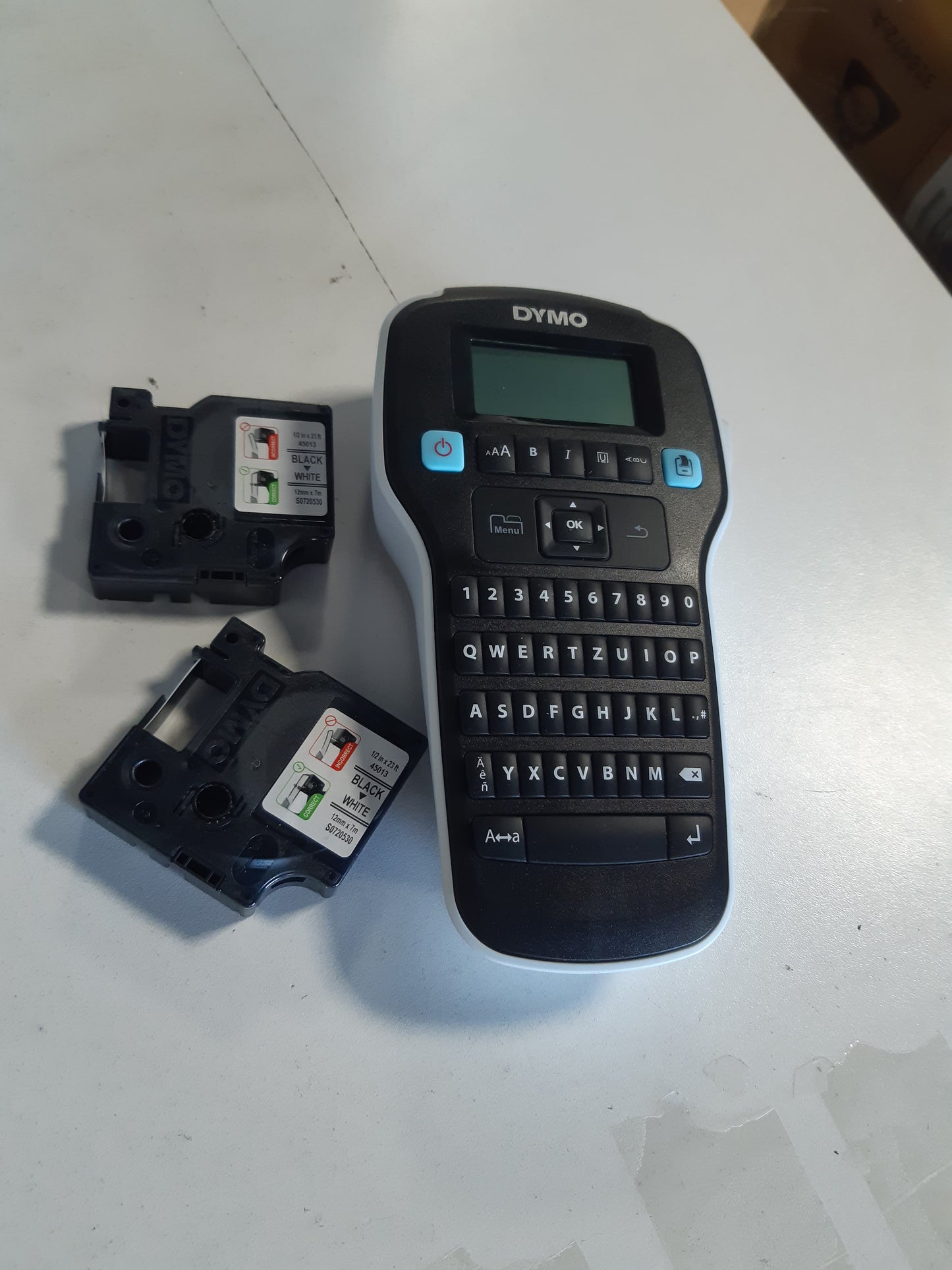 266234 - DYMO Kit Fillestar për Krijues Etiketash Portativ LabelManager 160, Krijues etiketash me tastierë QWERTY, redaktim të lehtë teksti, me 3 rrotulla, për etiketa D1 me gjerësi 6, 9 dhe 12 mm