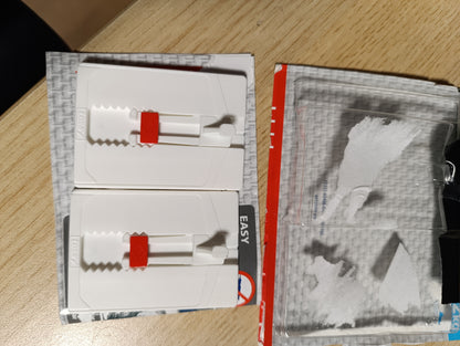 141809 - Thonj ngjitës Tesa të rregullueshëm për letër muri dhe allçi, deri në 4.4 lbs (2 kg), me lartësi të rregullueshme, pa gozhda, paketim me 2 thonj ngjitës dhe 6 shirita.