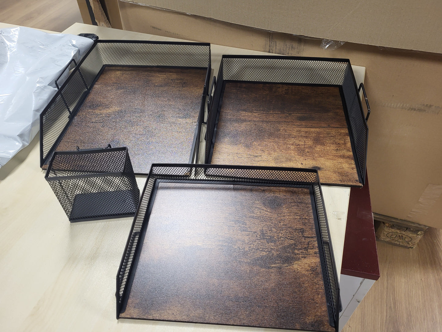 214763 - Tabaka letrash prej druri dhe metali në stil klasik, organizues tavoline që mund të grumbullohet, me mbajtëse stilolapsash (3 nivele)