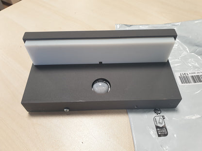 221265 - PHILIPS Dritë muri ultra-efikase LED Bustan 9W, sensor lëvizjeje, 2700K, IP44, antracit