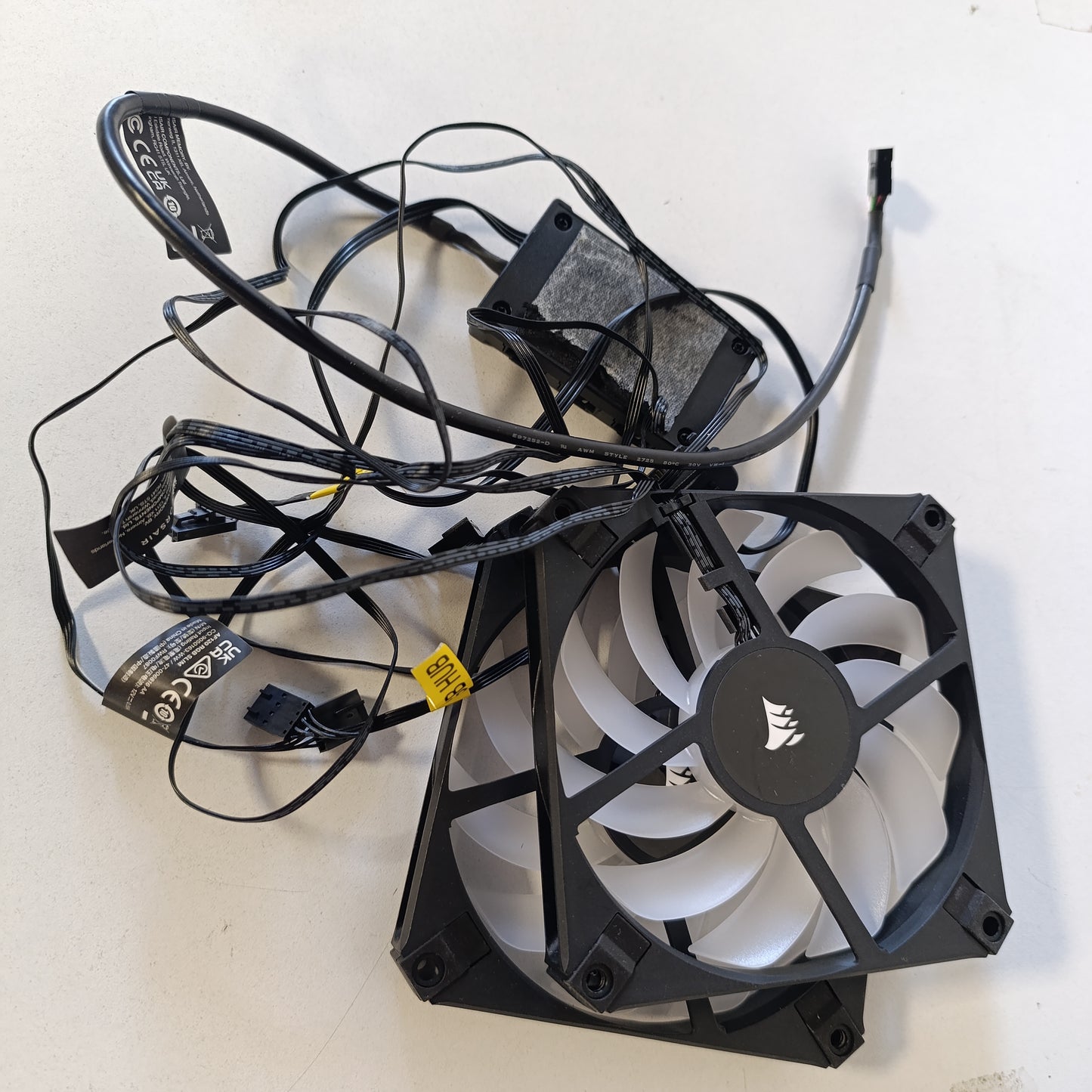 266447 - CORSAIR AF120 RGB SLIM, Kit Ventilatori PWM 120 mm me Kushineta Dinamike - Profil i Hollë për Kuti të Vogla - Deri në 2000 RPM - 8 LED RGB të Adresueshme - Pako Binjake me Nyje Ndriçimi CORE - E Zezë