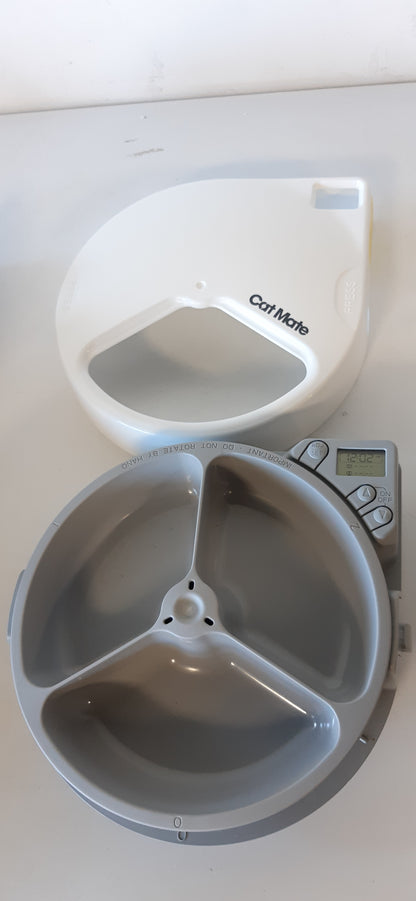 255630 - CAT MATE Ushqyes Automatik për Kafshë Shtëpiake C300, 3 Vakte, Kohëmatës Dixhital, për Mace ose Qen të Vegjël, Kapacitet 330g Secili, i Bardhë
