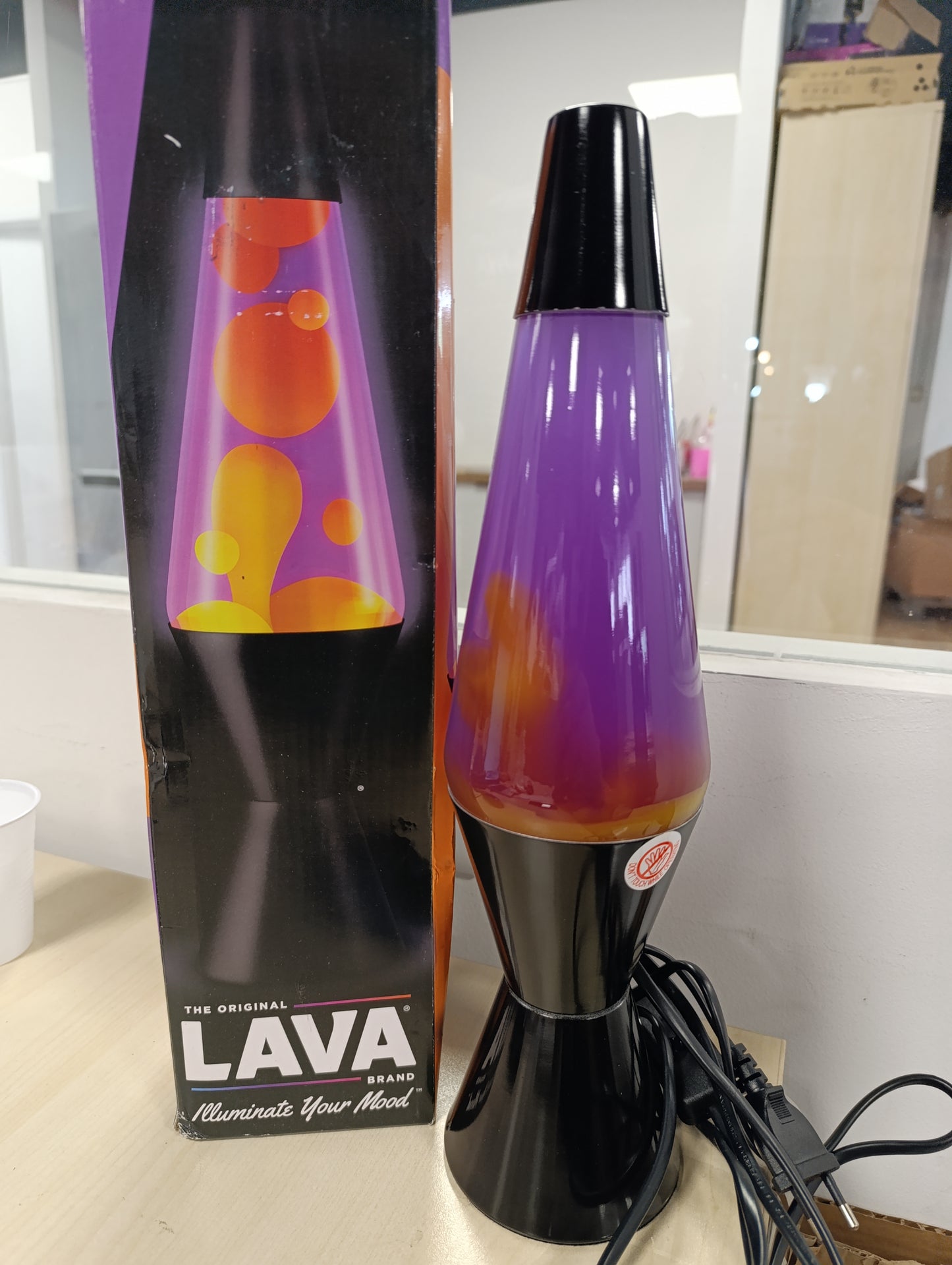 245931 - LAVA® - Llambë Lave 2323, dyllë e verdhë, lëng vjollcë, bazë dhe kapak i zi, llambë lëvizëse origjinale 14.5 inç
