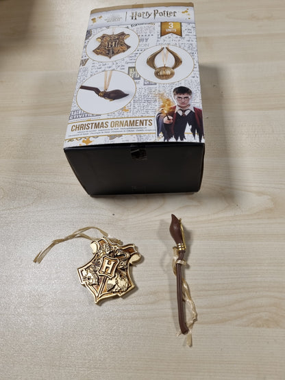 227054 - GRUPO ERIK Set Figurash Zbukurimi për Pemën e Krishtlindjeve, 3 copë, Golden Snitch Nimbus 2000 dhe Stema e Hogwarts