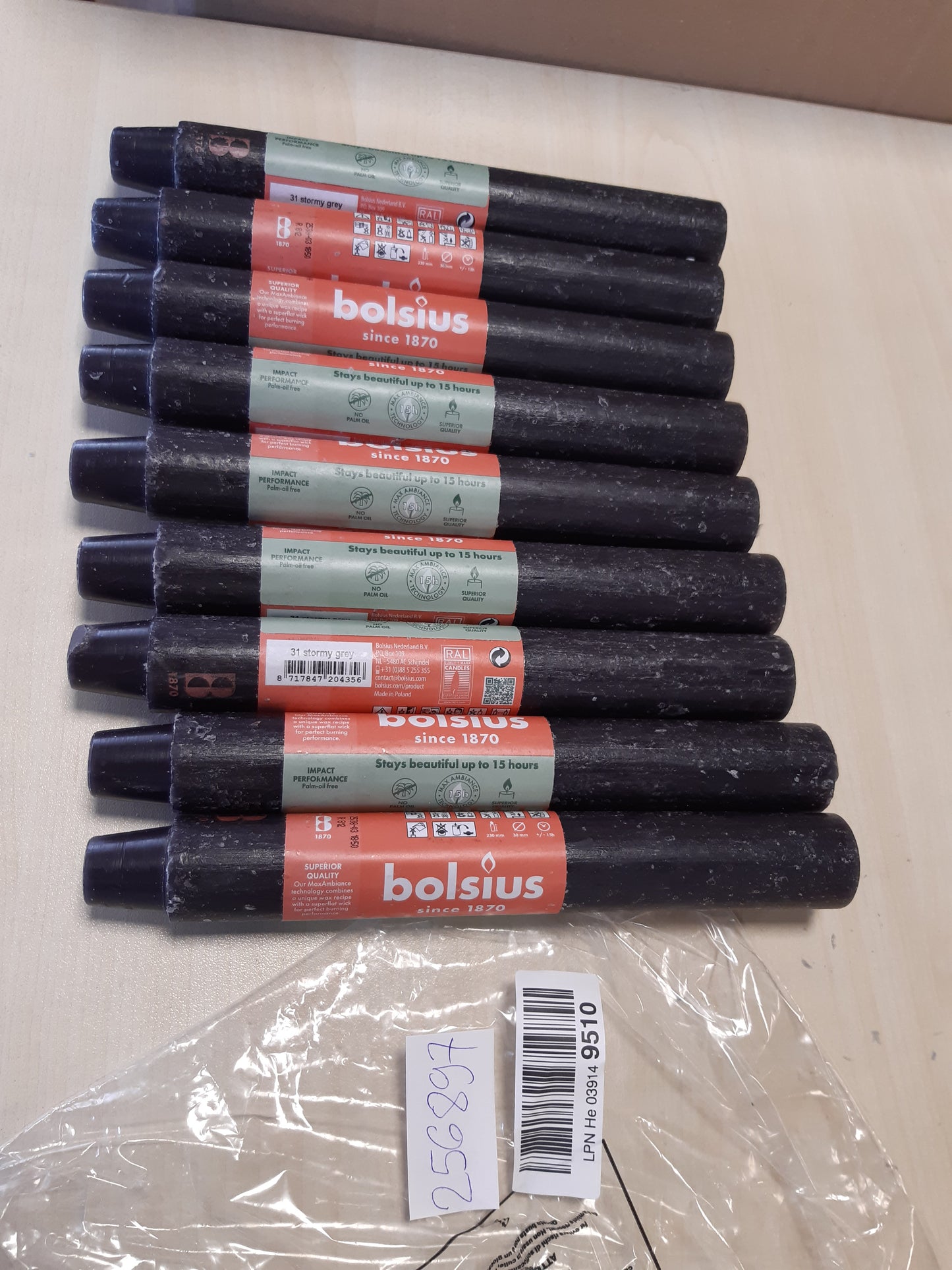 256897 - BOLSIUS Qiri Rustik XL Konik, 23 x 3 cm, Antracit, Kuti me 9, Koha e djegies: 15 orë, Pa aromë, Dyll natyral bimor, Pa vaj palme
