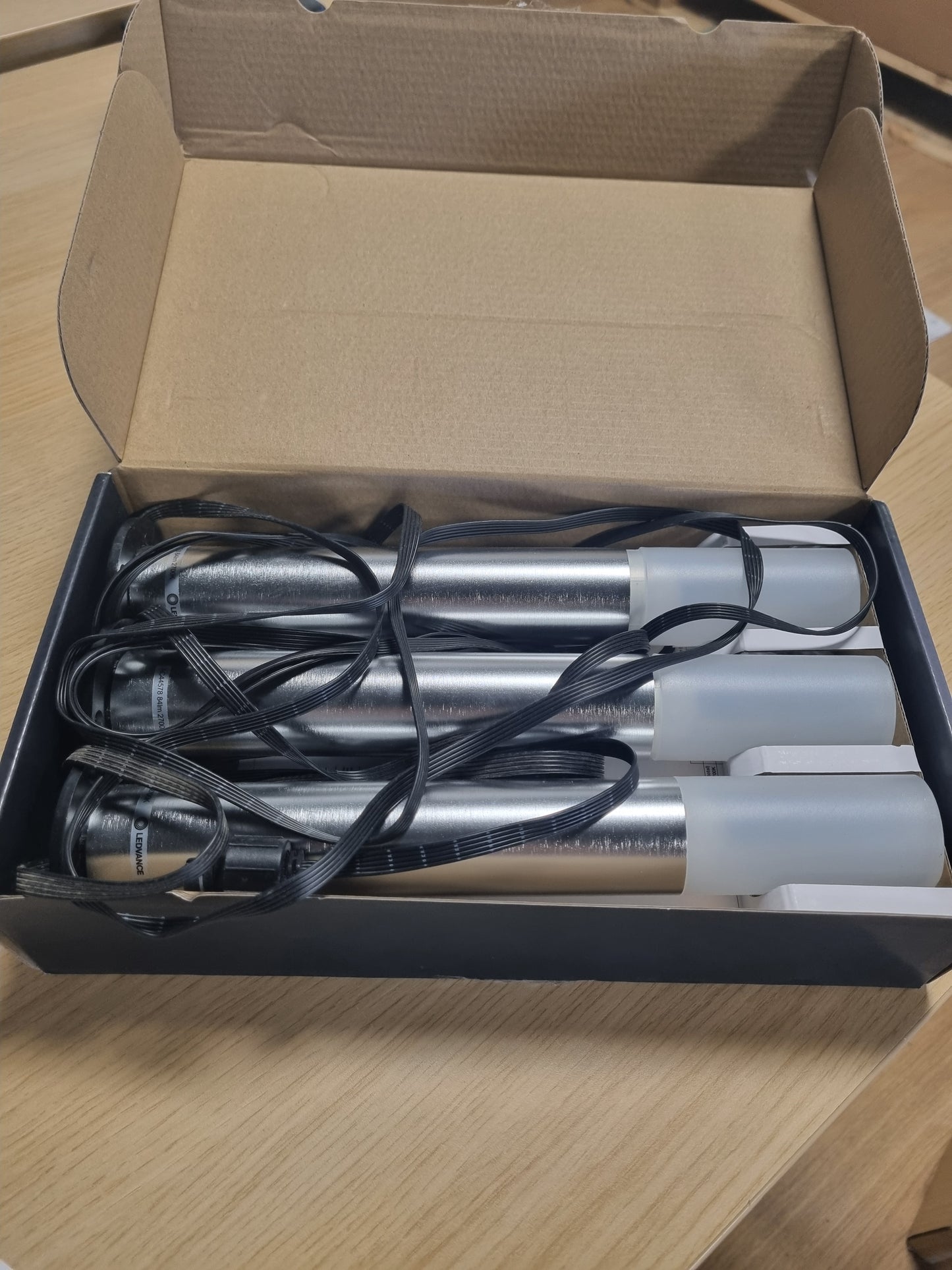 213613 - LEDVANCE Set Zgjatues Dritash LED Inteligjente për Kopsht me 5 Shtylla, Drita Vargu me Errësim dhe Kontroll Pa Tel, Teknologji Zigbee, Temperatura e Ngjyrës 2000-6500 K, 3 W për 420 lm