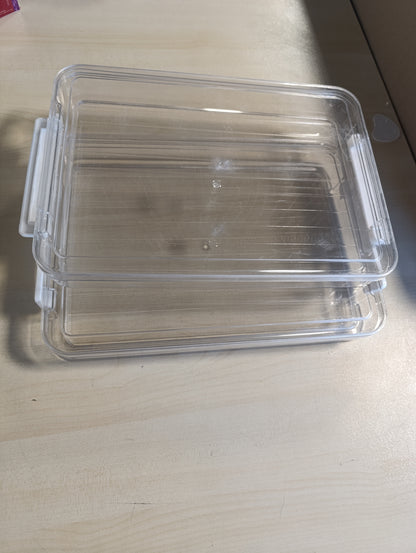 227918 - VINATO Kuti Transparente Ruajtjeje A4 me Kapak (Pako me 2 copë), kuti plastike për dokumente, arkiva letre, mbyllje të lartë që mund të vendoset njëra mbi tjetrën