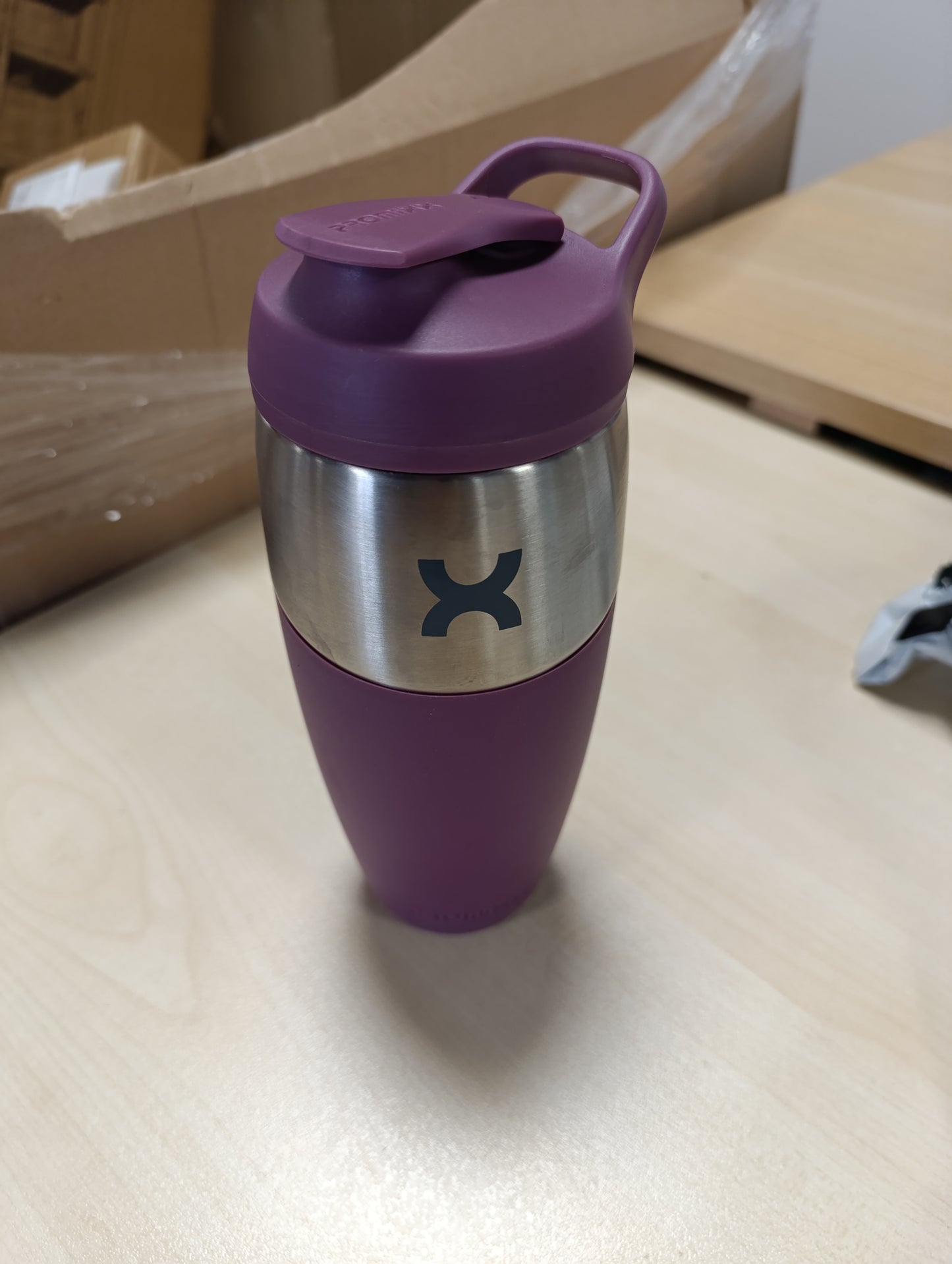 222607 - Promixx Pursuit Shaker, Shishe Proteine me Një Mur prej Çeliku Inox, Kapacitet 950 ml, Ngjyra Mulberry