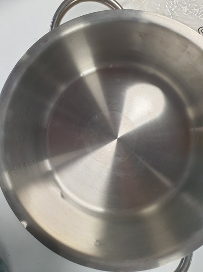 217200 - DE BLERËSI - Ena për tenxhere PRIM'APPETY prej çeliku inox (pa kapak) - 28 cm - Pa PFAS, Çelik inox i gradës profesionale 18/10, Bazë e trashë magnetike për gatim të kontrolluar, e përshtatshme për të gjitha sobat dhe furrat