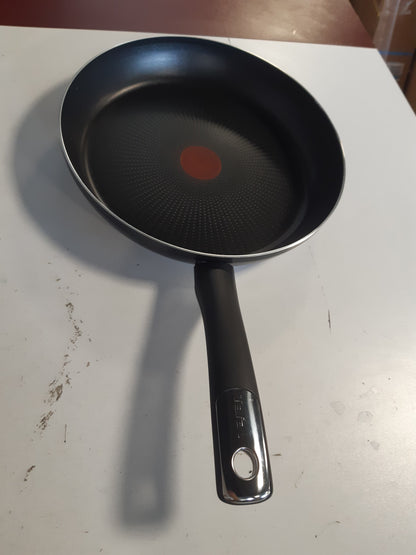 184007 - TEFAL Tigan Hard Titanium Essential, 28cm +/- 0.5cm, me shtresë jo ngjitëse dhe termo-sinjal, i sigurt për lavastovilje, jo i përshtatshëm për soba me induksion, prodhuar në Francë, Modeli C38806