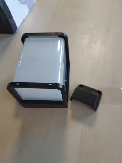 217287 - PHILIPS Llambë muri diellore ultra-efikase Ezra për përdorim të jashtëm me sensor, dritë e bardhë 3000K, 250/25lm, e zezë