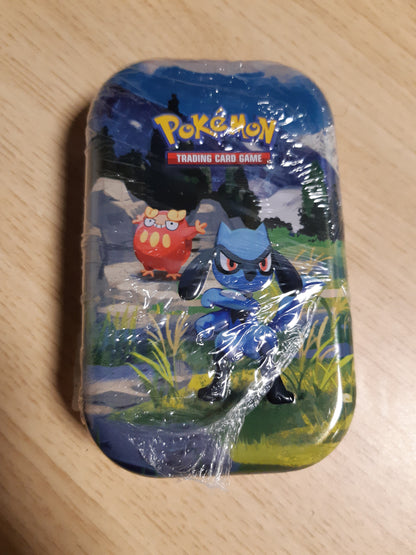141563 - Pokémon: Mega Evolution Mini Box – Transcendent Heroes – Zorua dhe Nigosier (1 faqe stickers, 1 kartë arti dhe 2 paketa përforcuese).