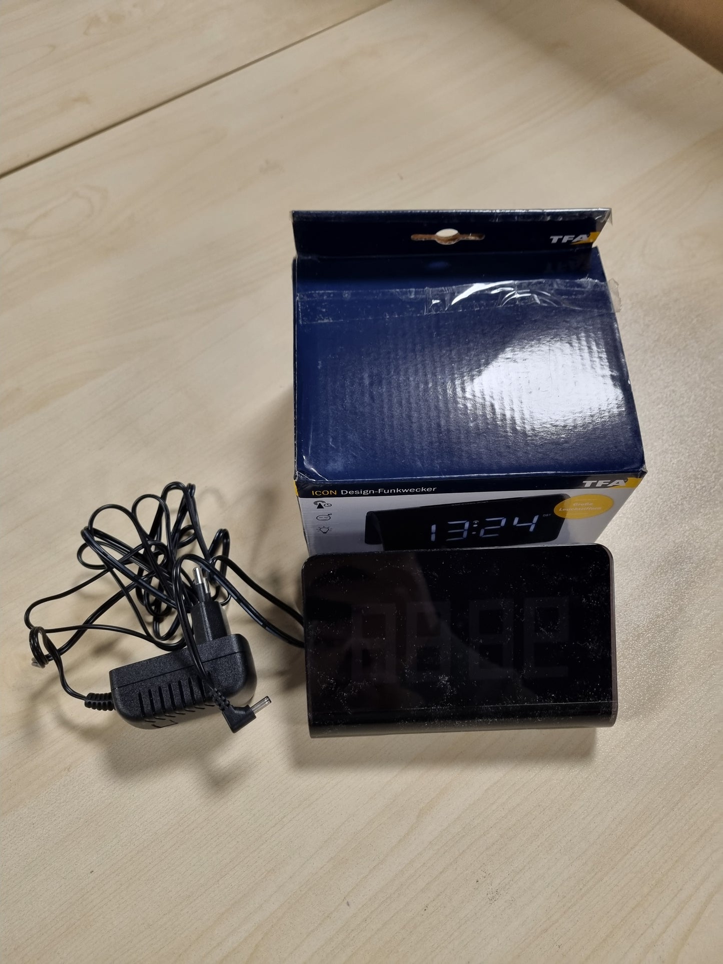204875 - TFA DOSTMANN Orë Alarmi Dixhitale Icon Modeli 60.2543.02, me Radio dhe Shifra LED të Ndriçuara, Alarm Zgjimi, Kohëmatës Individual për Shtyrje, Ngjyra: Bardhë e Zi