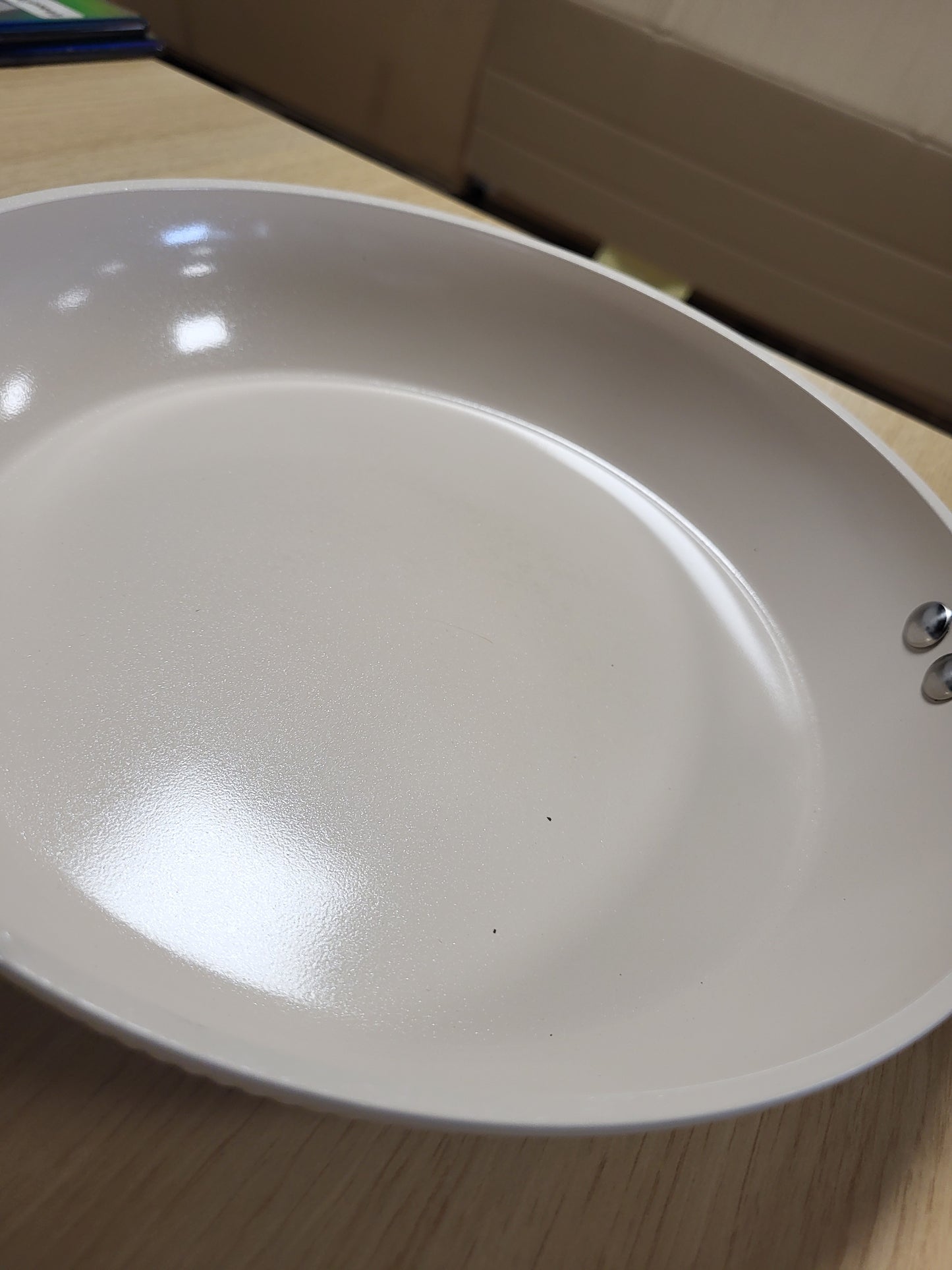 251043 - FACKELMANN Tigan x Pamela Reif – Ø 24 cm, alumini i farkëtuar, ricikluar, ngjyrë bezhë pastel, qeramikë, veshje pa PFAS, rezistent ndaj nxehtësisë deri në 150 gradë C, larje me dorë