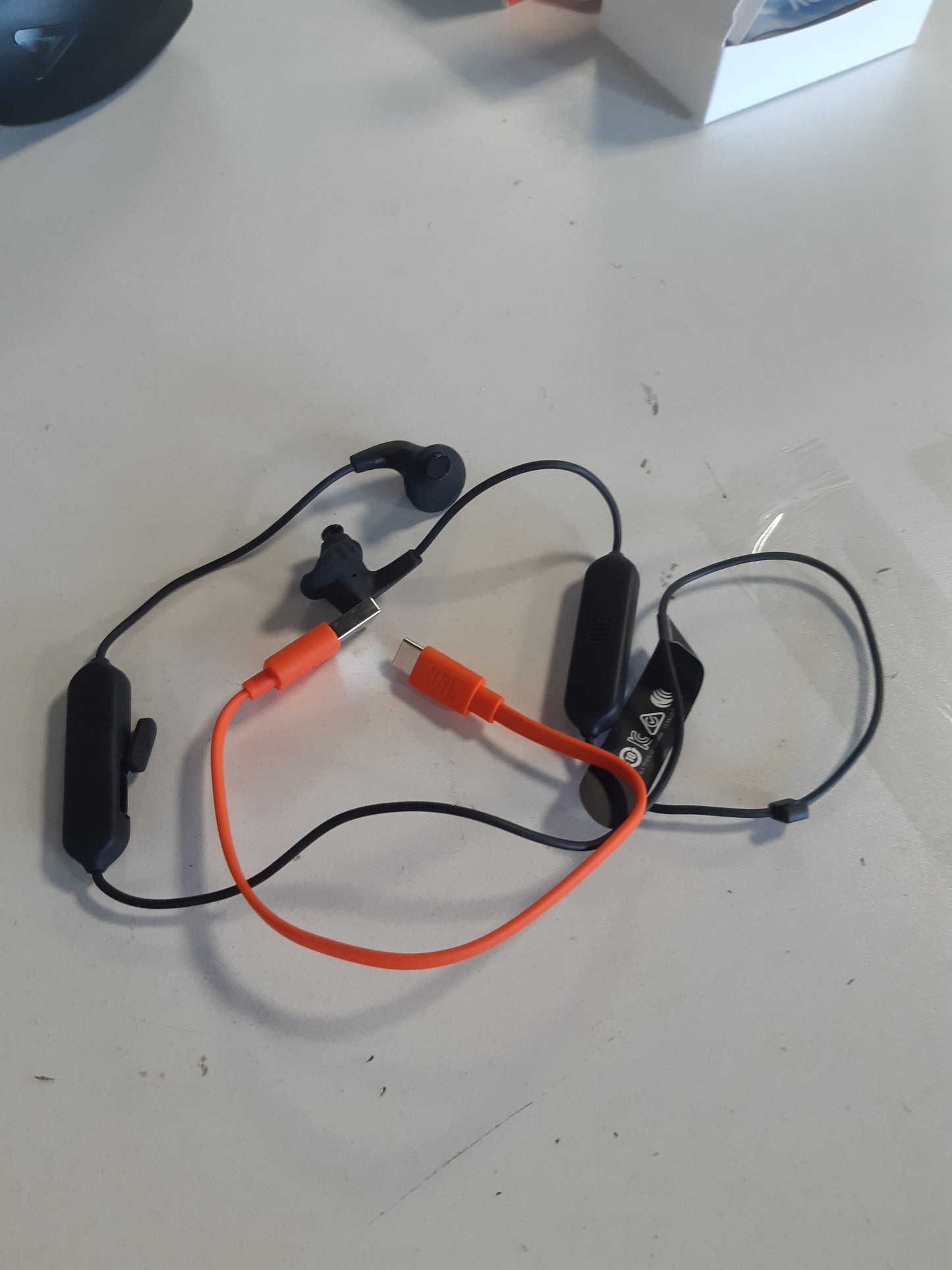 268221 - JBL Endurance Run 2, Kufje sportive rezistente ndaj djersës, me ngjyrë të zezë, funksion të integruar pa duar dhe kabllo