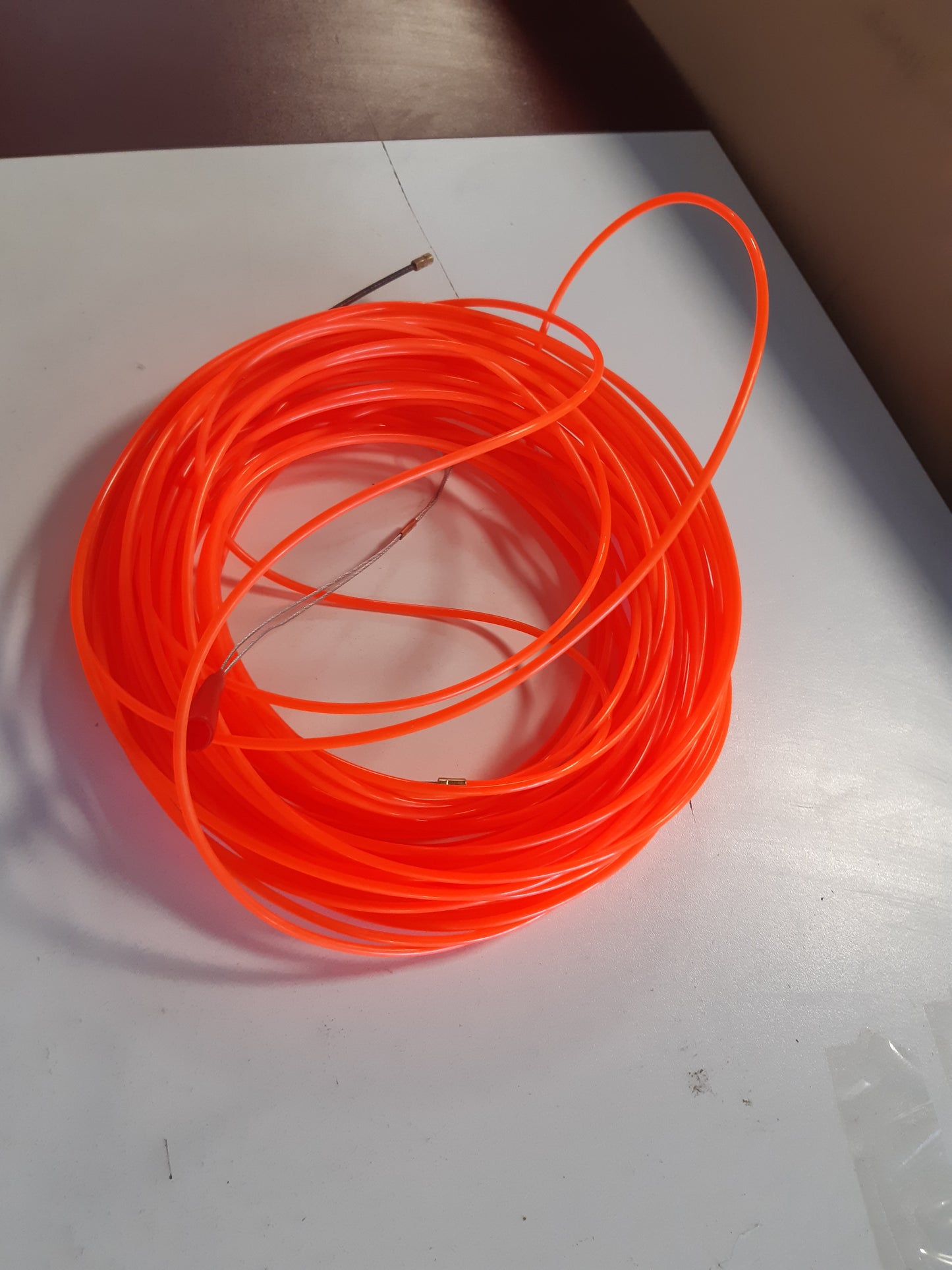 215889 - Udhëzues për tërheqjen e kabllove 30M, Udhëzues profesional për tërheqjen e kabllove, Kit udhëzues kabllosh me diametër 4 mm me 3 susta udhëzuese për tërheqjen, instalimin dhe heqjen e kabllove (Portokalli)