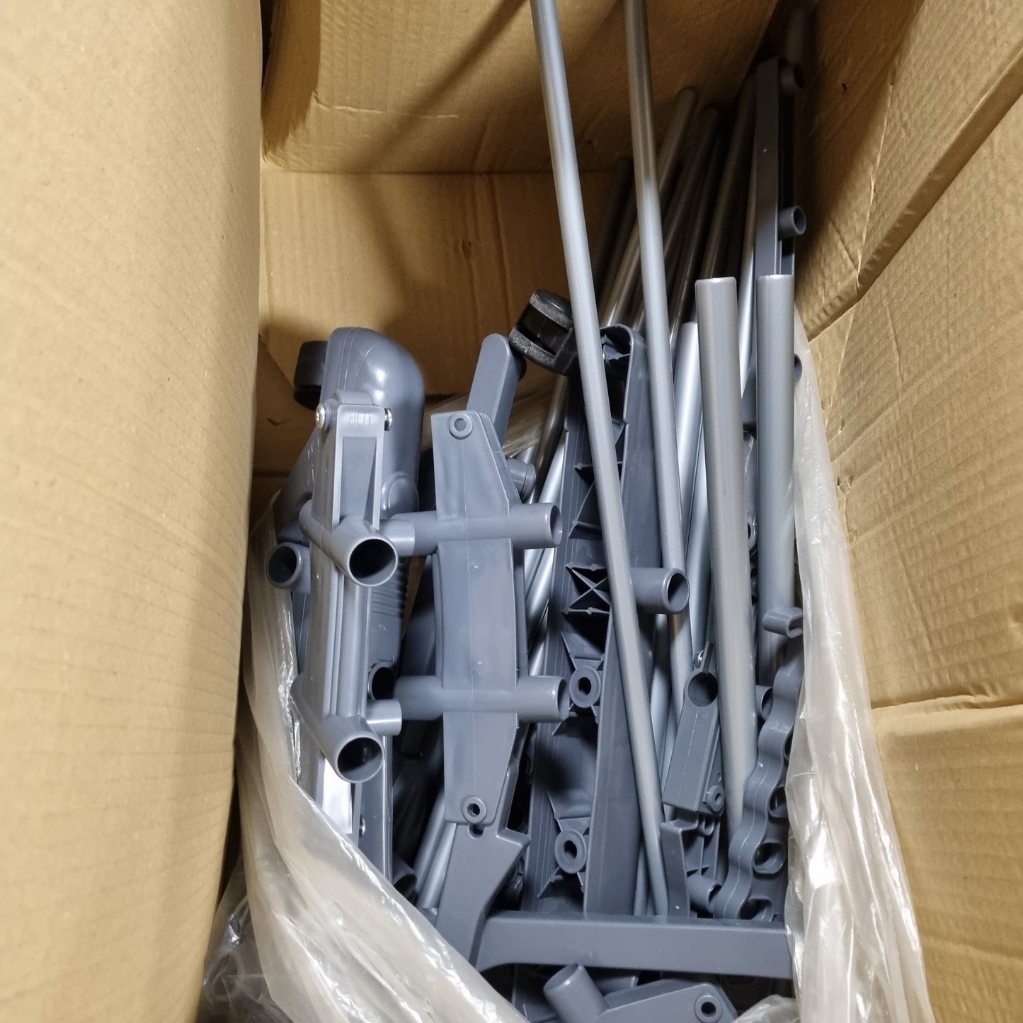 187335 - AMAZON BASICS Raft Tharës Rrobash për Ambientet e Brendshme me Krahë të Palosshëm, 4 Nivele, Ngjyra e Bardhë