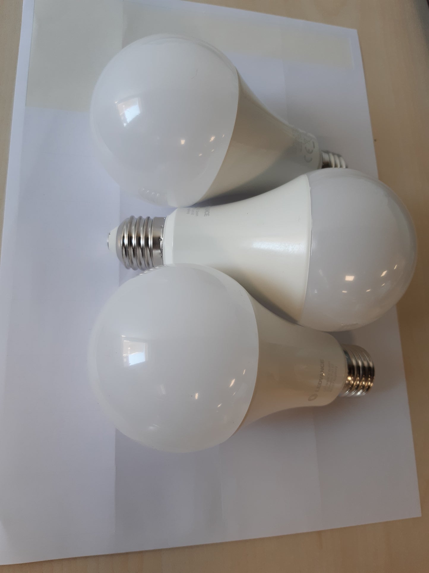 218681 - LEDVANCE Llampa LED inteligjente me teknologji WiFi, bazë E27, e errësueshme, ngjyrë drite e rregullueshme (2700-6500K), zëvendëson llambat inkandeshente 100W, SMART+ WiFi klasike e akordueshme, e bardhë, pako me 3