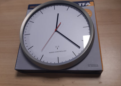 255567 - TFA DOSTMANN Orë muri analoge me radio, 60.3521.02, Kornizë çeliku inox, Mekanizëm i heshtur, Gjatësi 305 x Gjerësi 48 x Lartësi 305 mm