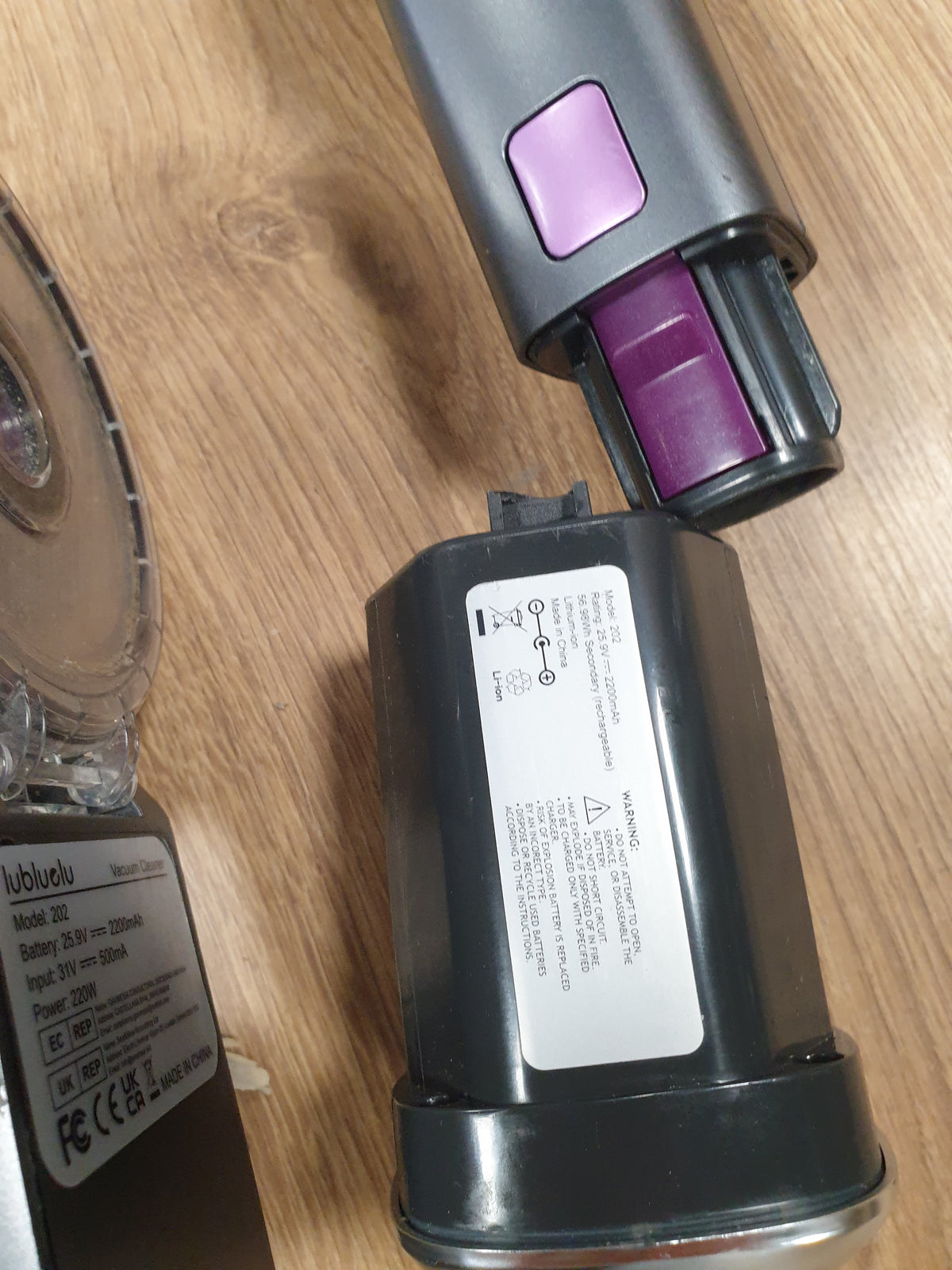239255 - LUBLUELU Fshesë me korrent pa tel me shkop, me fshesë me korrent që qëndron vetë, Fshesë me korrent e fuqishme pa tel me kohëzgjatje funksionimi 50-minutëshe, Bateri e lëvizshme për dysheme të forta dhe qime kafshësh shtëpiake, Vjollcë