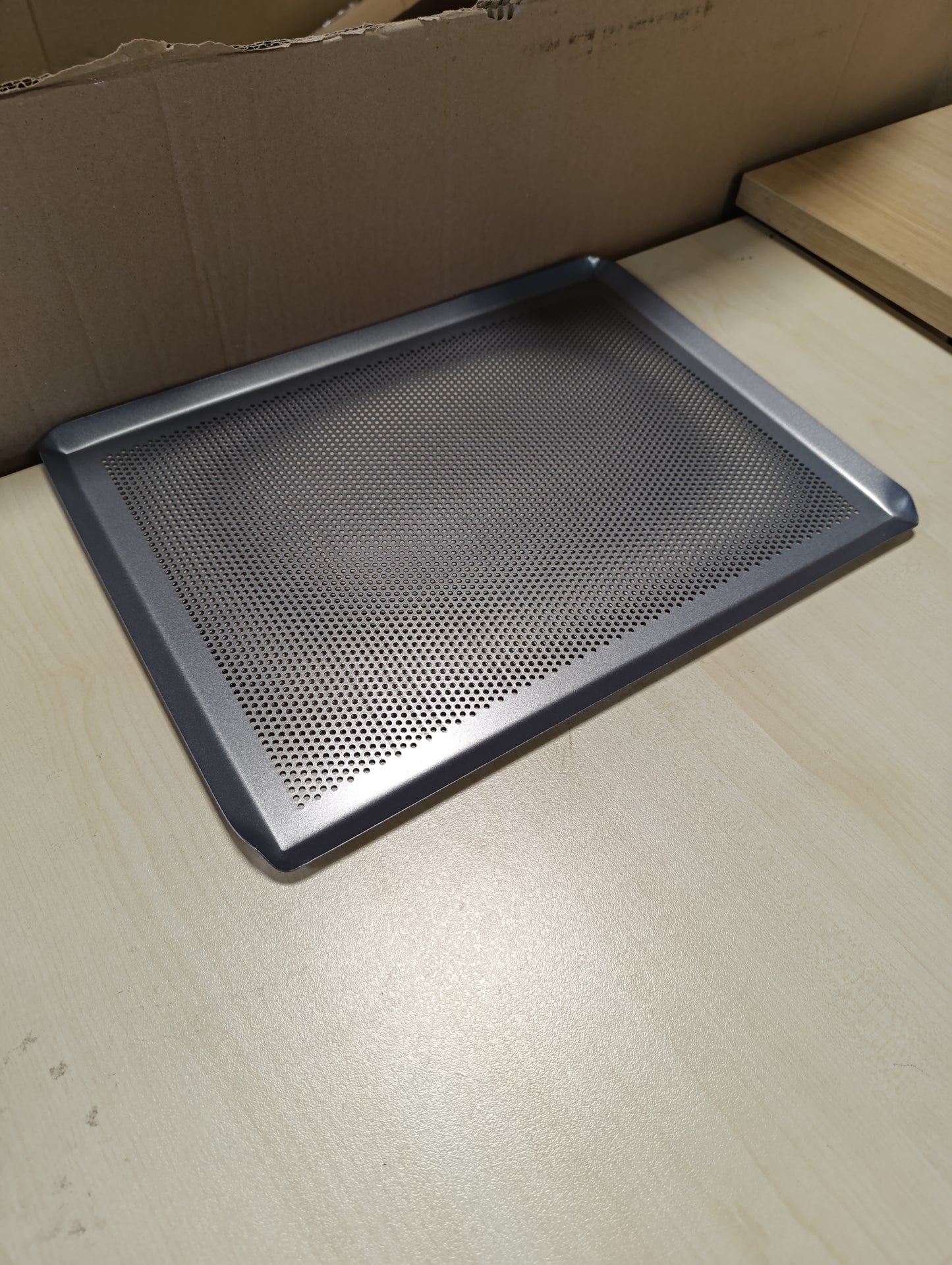 247708 - PATISSE 03640 – Tepsi pjekjeje e shpuar me skaje të ngritura, Sipërfaqe argjendi, Çelik i veshur, Gri argjendi, 40x30cm