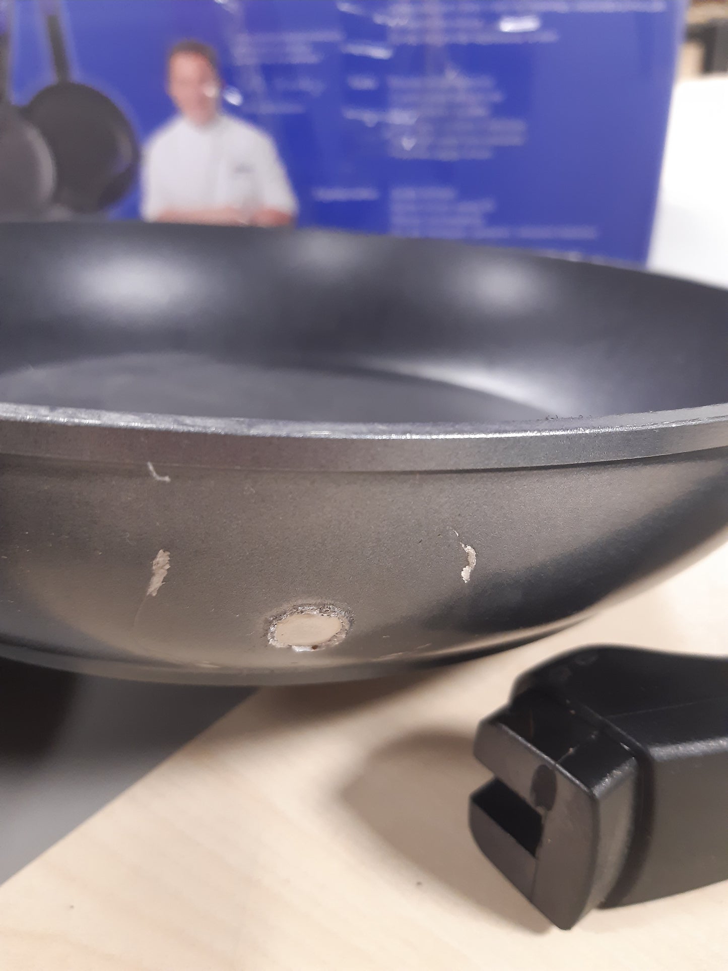 227080 - MONIX Set me 3 tiganë, alumini i farkëtuar me shtresë jo-ngjitëse pa PFOA, i sigurt për lavastovilje, i zi, 18 cm, 22 cm, 26 cm