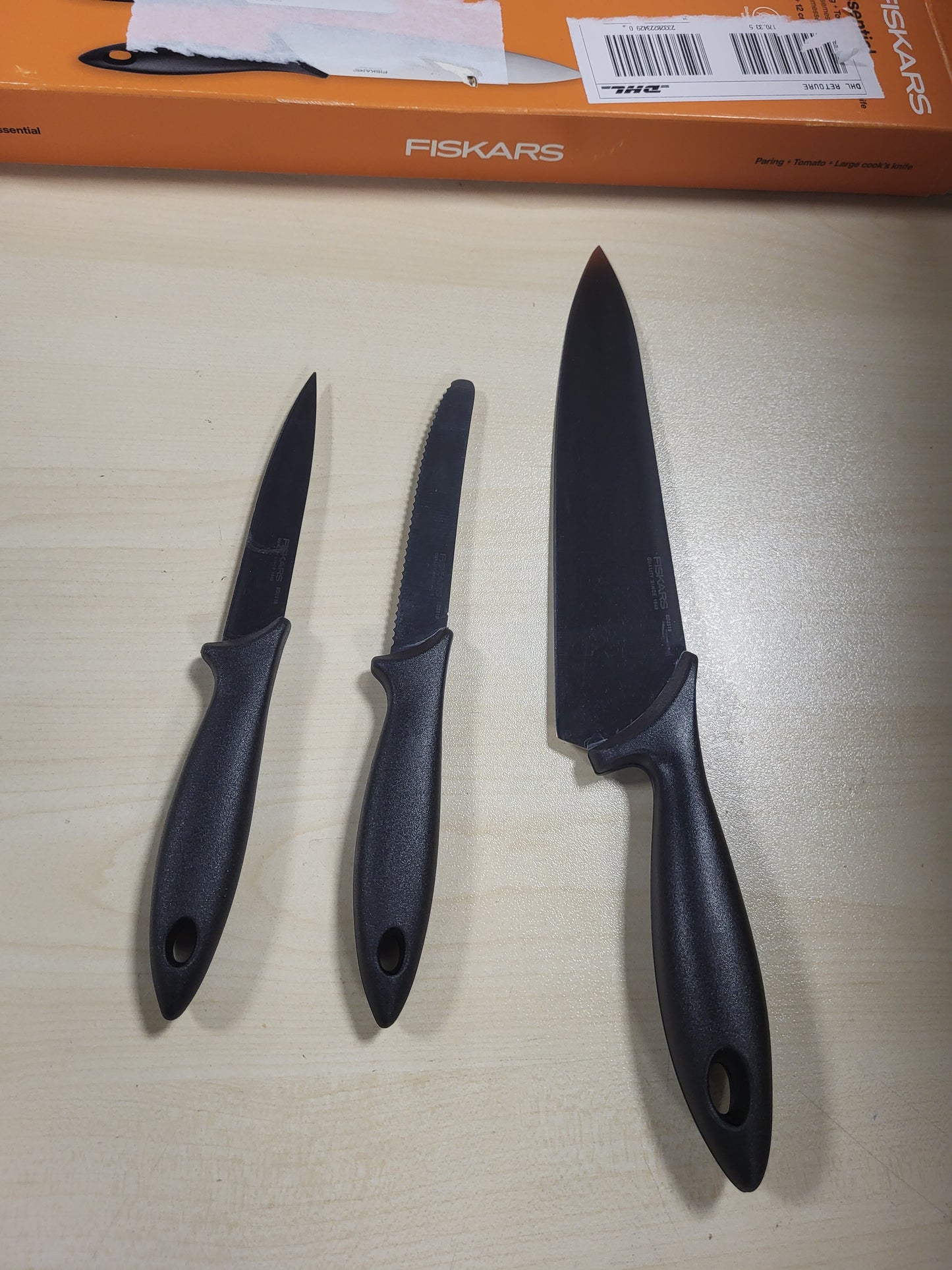 168108 - FISKARS Set Thikash (3 Pjesë), Thikë e Madhe Kuzhinieri, Thikë Perimesh, Thikë Domatesh, Gjatësitë e Tehut: 21cm, 11cm, 11.5cm, Essential, Material: Çelik Inox/Plastikë PP, Ngjyra e Zezë, Nr. i Produktit: 1081134