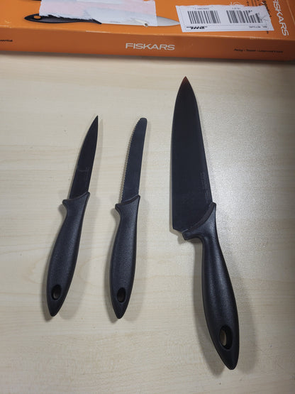 168108 - FISKARS Set Thikash (3 Pjesë), Thikë e Madhe Kuzhinieri, Thikë Perimesh, Thikë Domatesh, Gjatësitë e Tehut: 21cm, 11cm, 11.5cm, Essential, Material: Çelik Inox/Plastikë PP, Ngjyra e Zezë, Nr. i Produktit: 1081134