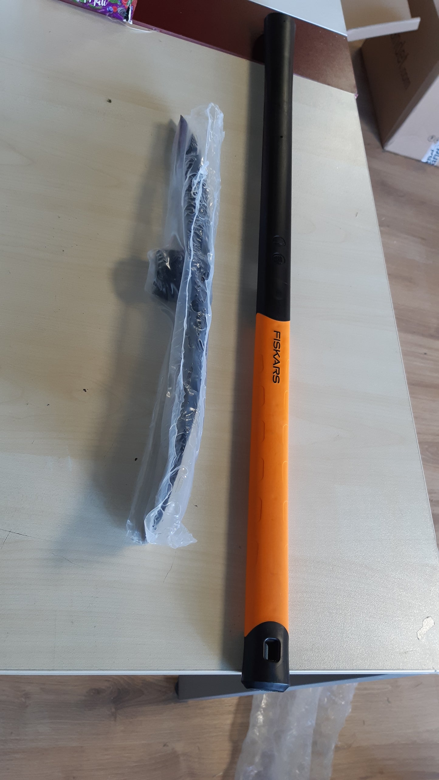 167063 - FISKARS Kazmë e Farkëtuar, Gjatësi 90 cm, Peshë 2.95 kg, Materiali i Kokës Çelik, Dorezë Plastike e Përforcuar me Fibra Qelqi, Ngjyra e Zezë/Portokalli, Modeli 200, 1001733
