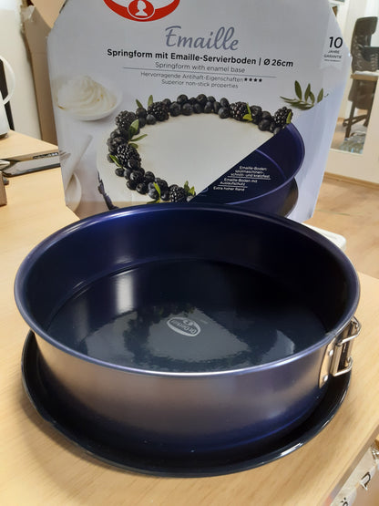199907 - DR. OETKER - Tavë Pjekjeje Rrumbullakët 'Baking Love Enamel', Ø 26 cm, Bazë Smalti, Rezistente ndaj Prerjeve dhe Gërvishtjeve, Buzë Ekstra e Lartë, Blu e Errët, Rezistente në Nxehtësi deri në 230 °C