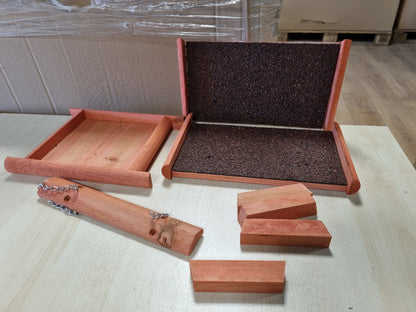 202613 - KERBL STUBBS - Ushqyes për Kafshë Shtëpiake, 29x28x18cm, Çati Bitumi Rezistente ndaj Motit, me Zinxhir Varës, me Mbulesë Çatie që Mbron Ushqimin