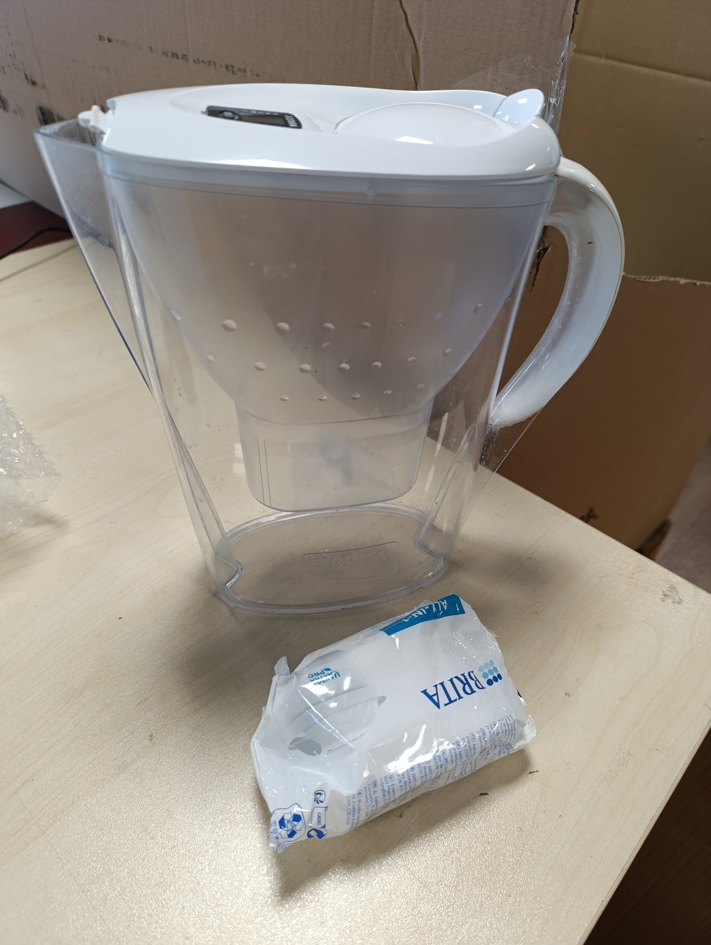 214316 - BRITA Kana Filtri Uji e Bardhë (2.4L) me 3 fishekë MAXTRA PRO