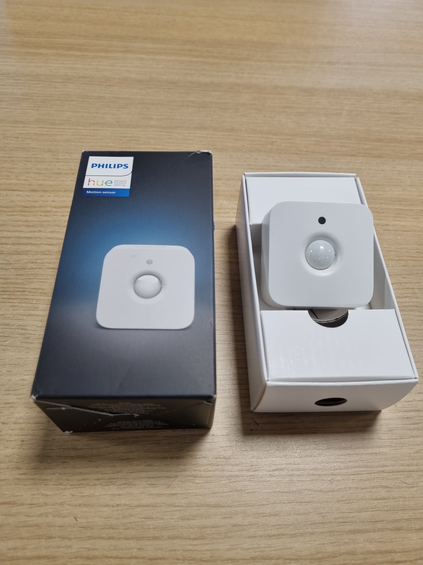 221679 - Philips Hue Sensor Lëvizjeje për Brendësi, Sensor Drite Dite për Ndriçim Inteligjent, E Bardhë