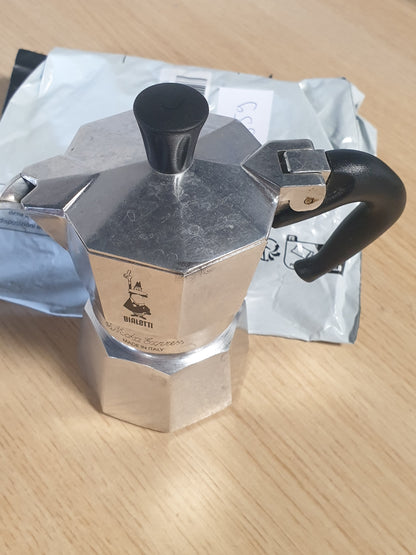 222859 - Bialetti Moka Express Makinë kafeje alumini për sobë, 90 ml, 8 x 11 x 11 cm, argjend/e zezë