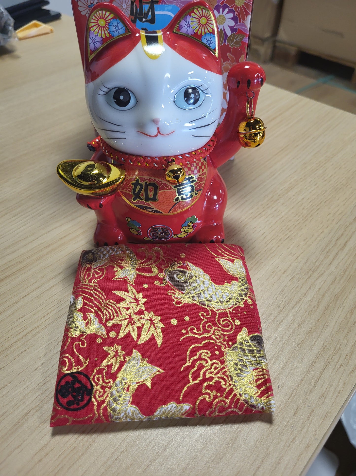 228079 - Maneki Neko Japoneze Lachineuse – Macja e Lumturisë – E Kuqe – Derrkuc – Dekorim Japonez