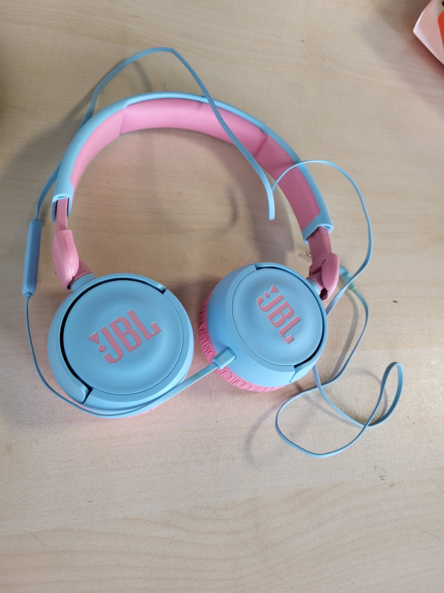 268589 - JBL Kufje JR310 On-ear për fëmijë, me tela, ngjyrë blu të çelët/rozë, me kufje dhe telekomandë - ideale për shkollë dhe kohë të lirë